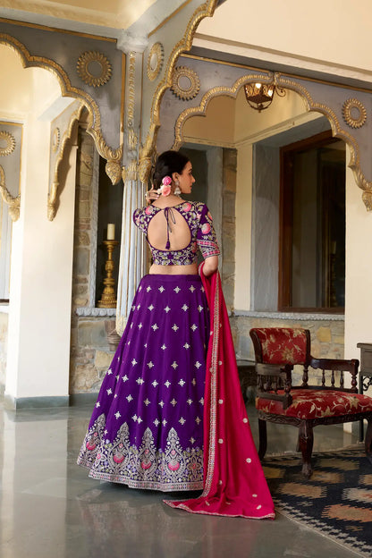 Lehenga choli en soie Vichitra violette avec broderies de sequins et de fil