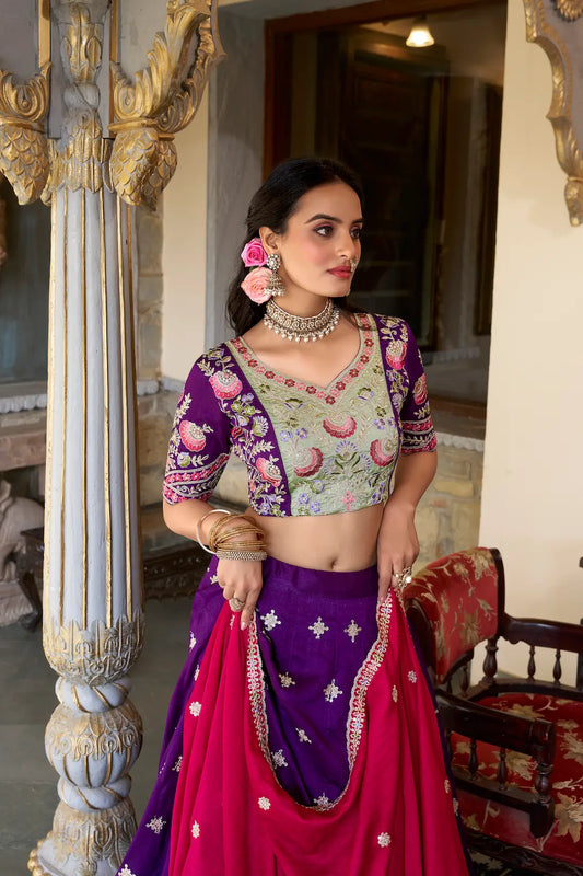 Lehenga choli en soie Vichitra violette avec broderies de sequins et de fil