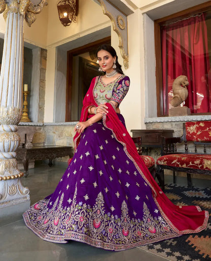 Lehenga choli en soie Vichitra violette avec broderies de sequins et de fil