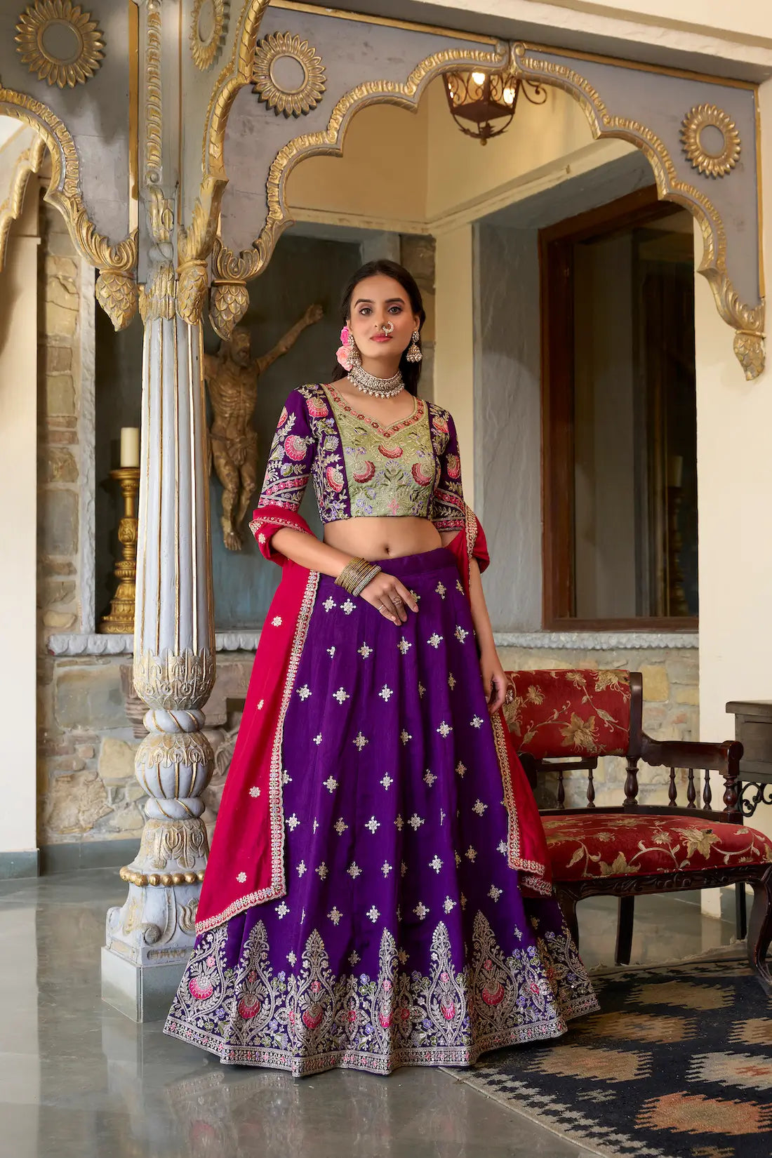 Lehenga choli en soie Vichitra violette avec broderies de sequins et de fil