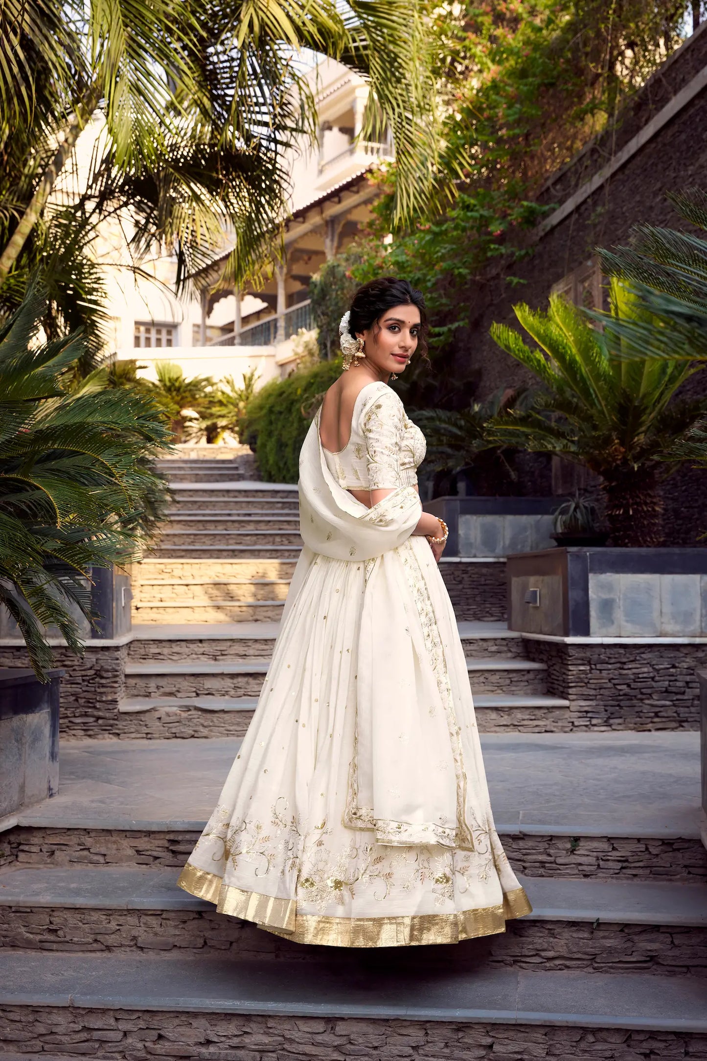 Elegantes trägerloses Lehenga Choli aus cremefarbener und goldglänzender Seide mit Paillettenstickerei, Faden- und Foliendetails