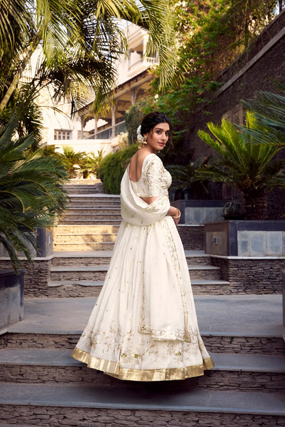 Elegantes trägerloses Lehenga Choli aus cremefarbener und goldglänzender Seide mit Paillettenstickerei, Faden- und Foliendetails