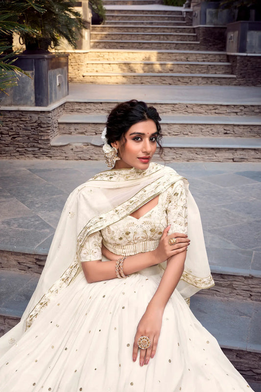 Elegantes trägerloses Lehenga Choli aus cremefarbener und goldglänzender Seide mit Paillettenstickerei, Faden- und Foliendetails