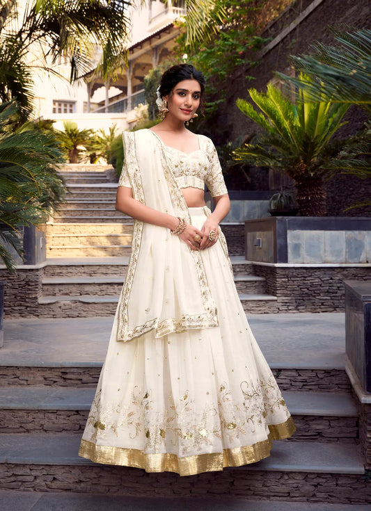 Elegantes trägerloses Lehenga Choli aus cremefarbener und goldglänzender Seide mit Paillettenstickerei, Faden- und Foliendetails