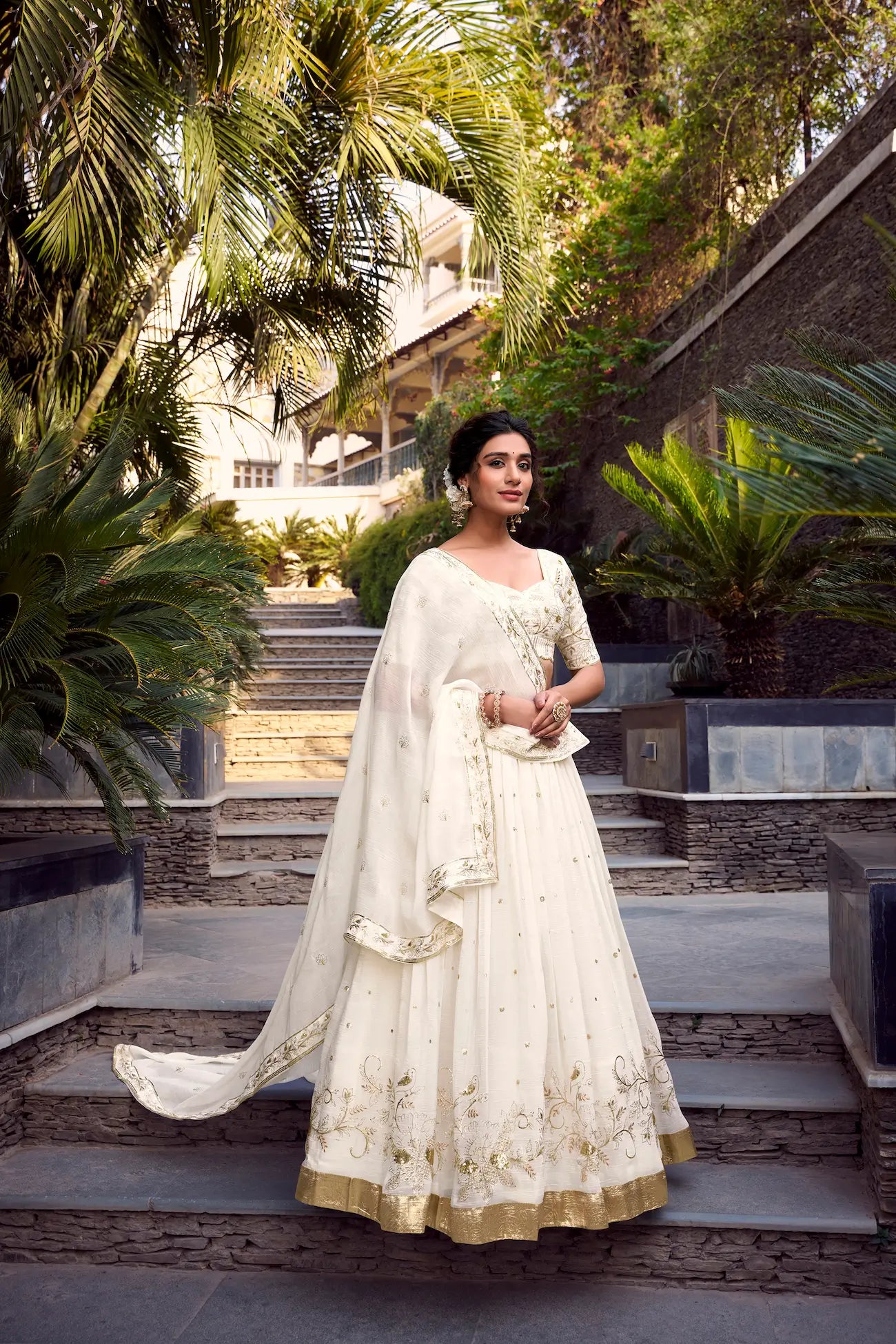 Elegantes trägerloses Lehenga Choli aus cremefarbener und goldglänzender Seide mit Paillettenstickerei, Faden- und Foliendetails