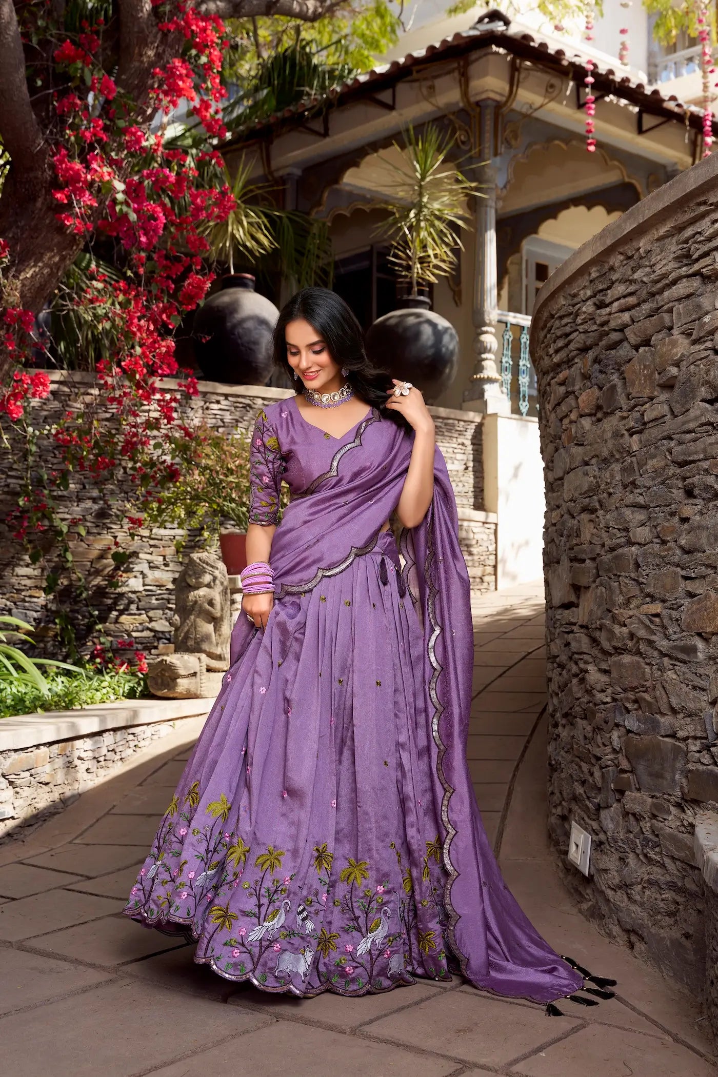 Lehenga Choli en soie scintillante lavande avec travail de broderie en sequins et fil