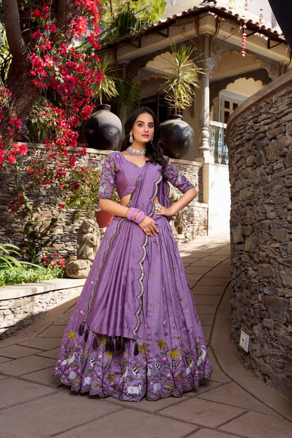 Lehenga Choli en soie scintillante lavande avec travail de broderie en sequins et fil