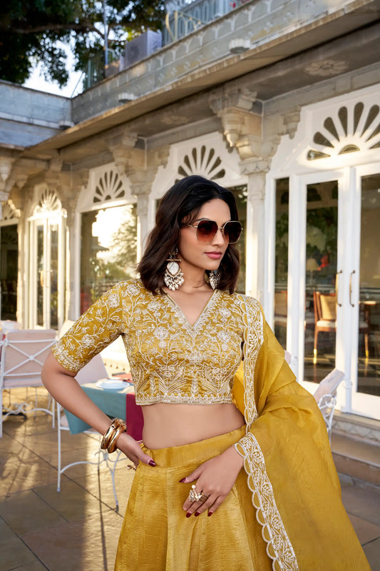 Lehenga Choli en Organza Goldie Jaune doré avec Broderie en Fils et Sequins