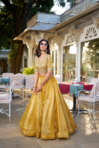 Lehenga Choli en Organza Goldie Jaune doré avec Broderie en Fils et Sequins