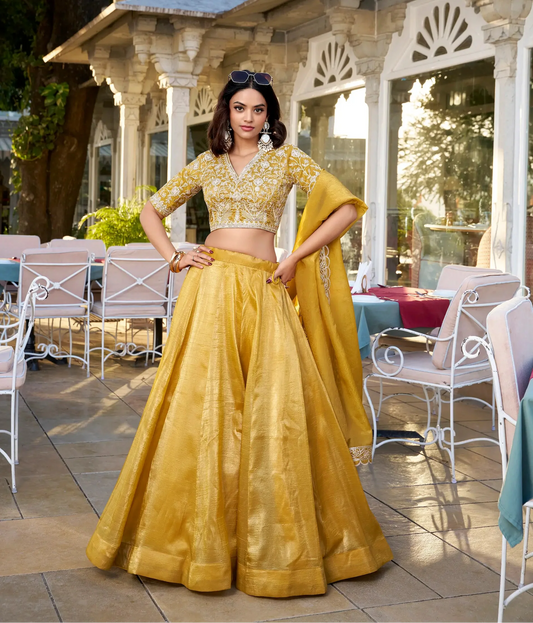 Lehenga Choli en Organza Goldie Jaune doré avec Broderie en Fils et Sequins