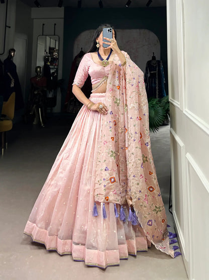 Pastellrosa Lehenga Choli mit Paillettenstickerei