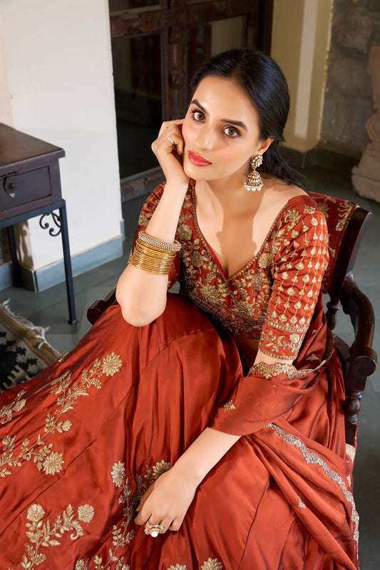 Rostorangefarbener Rangoli-Lehenga-Choli aus Seide mit Pailletten- und Fadenstickerei