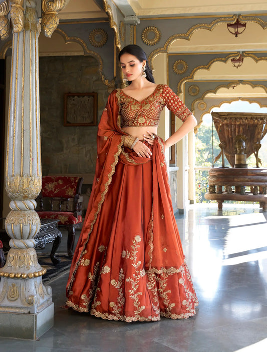 Rostorangefarbener Rangoli-Lehenga-Choli aus Seide mit Pailletten- und Fadenstickerei