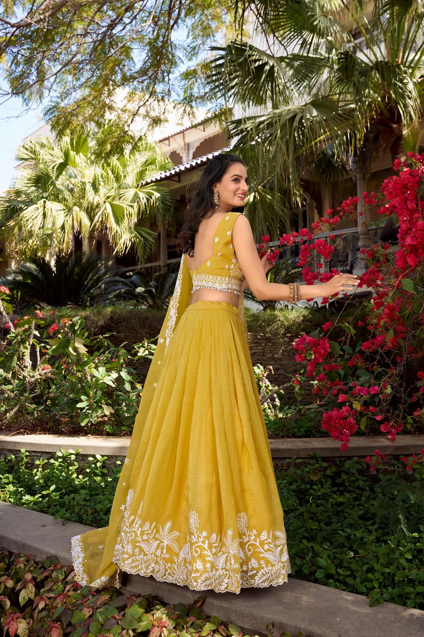 Gelbgoldener Lehenga Choli mit Crush Sequence-Stickerei