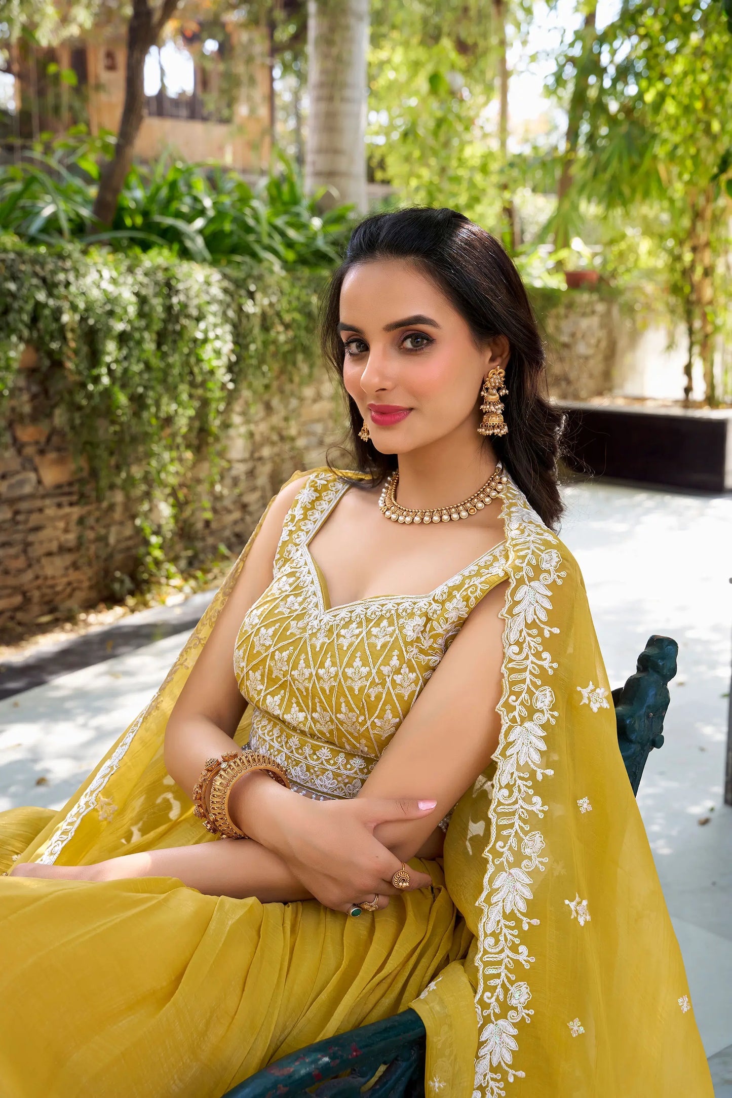 Gelbgoldener Lehenga Choli mit Crush Sequence-Stickerei