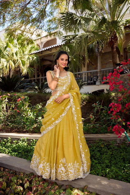 Gelbgoldener Lehenga Choli mit Crush Sequence-Stickerei