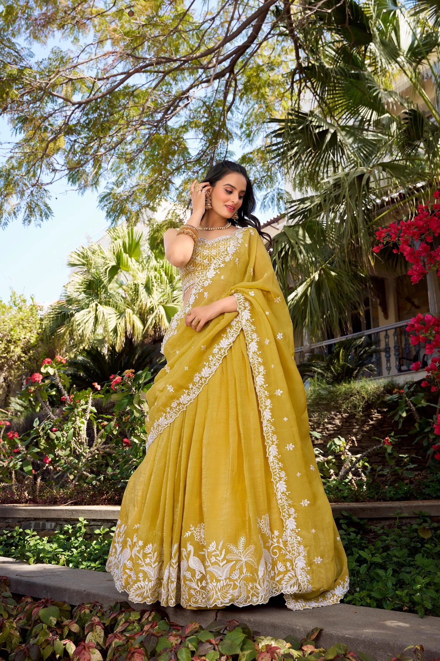 Gelbgoldener Lehenga Choli mit Crush Sequence-Stickerei