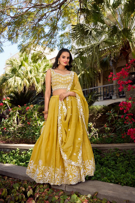 Gelbgoldener Lehenga Choli mit Crush Sequence-Stickerei