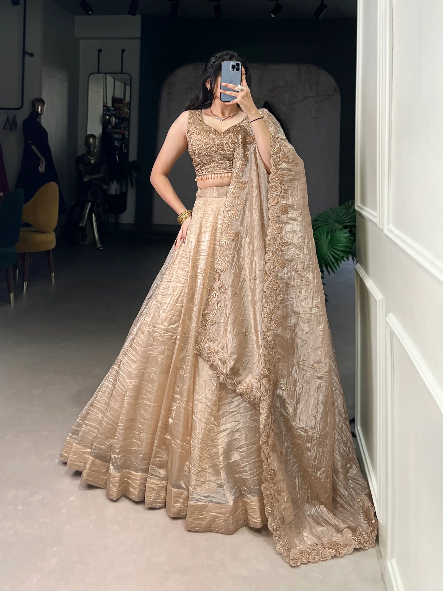 Dunkelbeige besticktes Lehenga Choli mit Pailletten und Faden in Crush-Effektfarbe