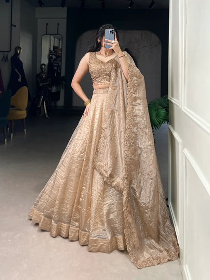 Dunkelbeige besticktes Lehenga Choli mit Pailletten und Faden in Crush-Effektfarbe