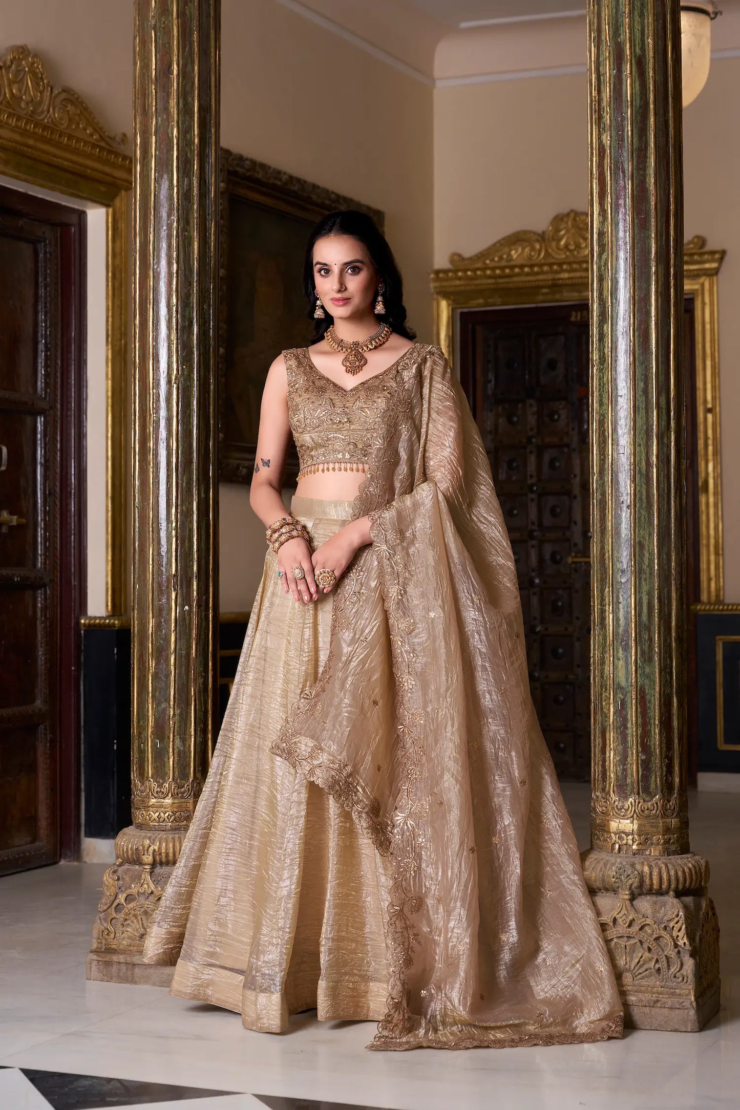 Dunkelbeige besticktes Lehenga Choli mit Pailletten und Faden in Crush-Effektfarbe