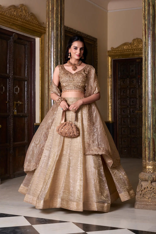 Dunkelbeige besticktes Lehenga Choli mit Pailletten und Faden in Crush-Effektfarbe