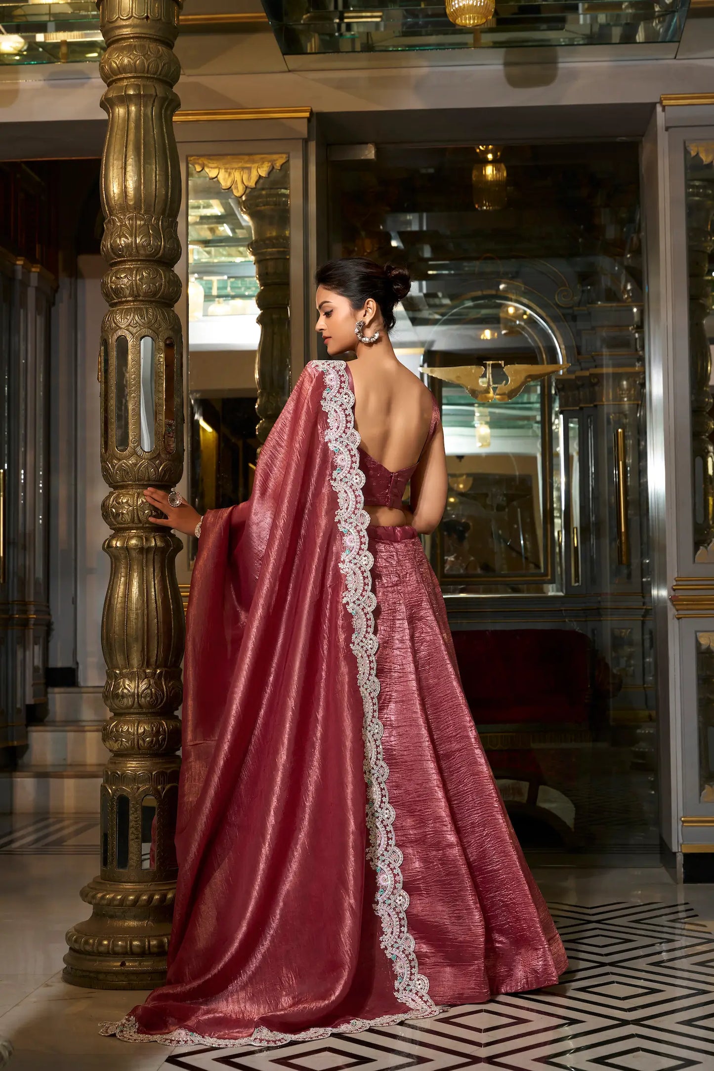 Lehenga Choli en crush marron clair avec broderie en sequins et fil COLLECTION AYRA