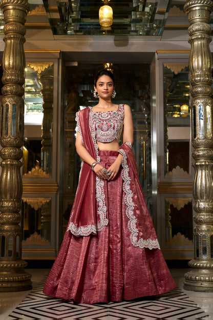 Lehenga Choli en crush marron clair avec broderie en sequins et fil COLLECTION AYRA