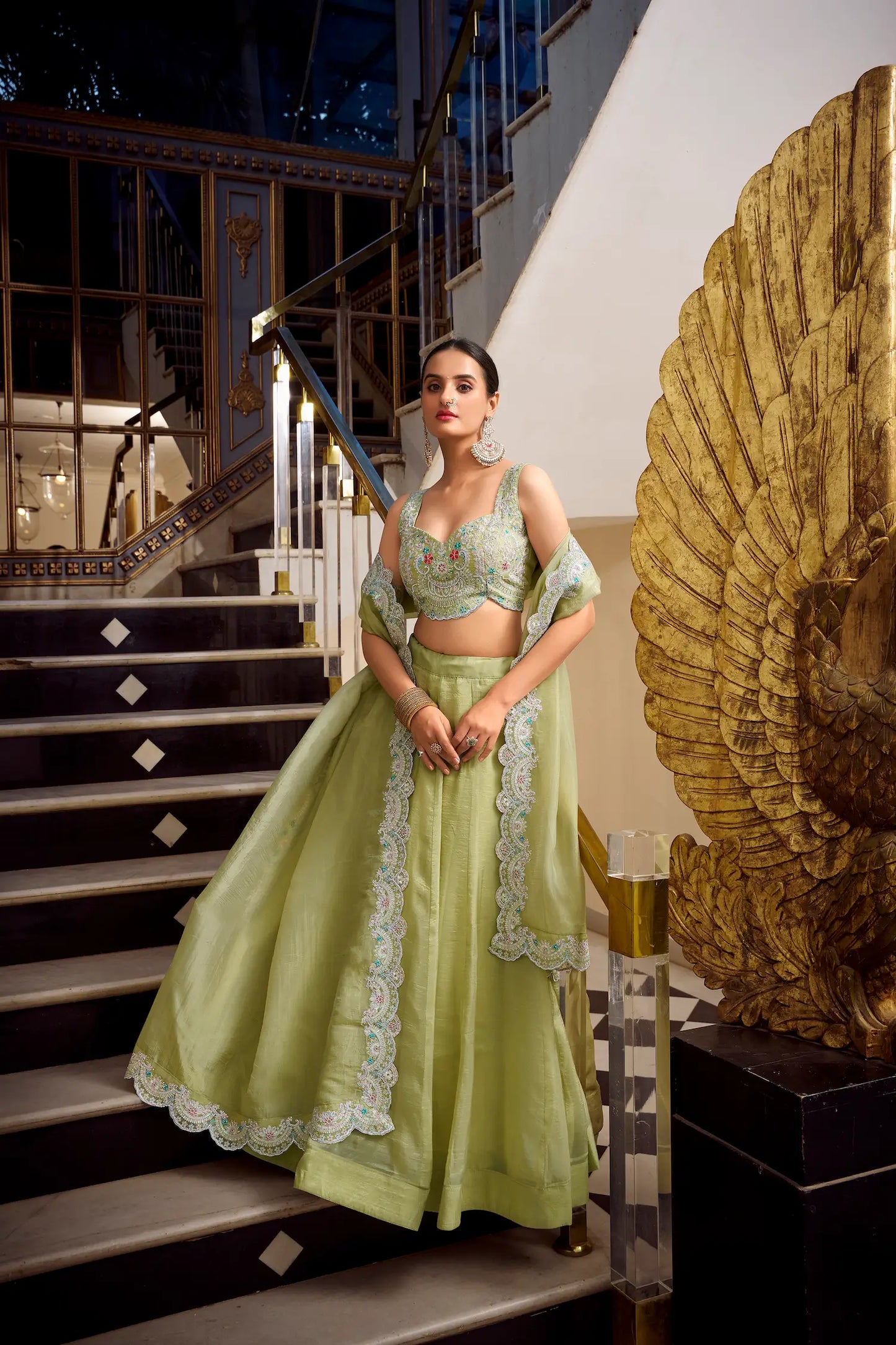 Lehenga Choli en vert clair Gold Crush avec broderie en sequins et fil COLLECTION AYRA