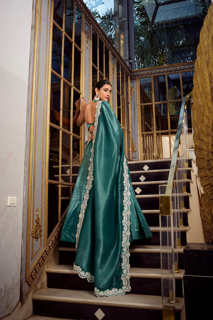 Lehenga Choli en bleu-vert métallique Gold Crush avec broderie en sequins et fil COLLECTION AYRA