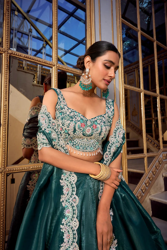 Lehenga Choli en bleu-vert métallique Gold Crush avec broderie en sequins et fil COLLECTION AYRA