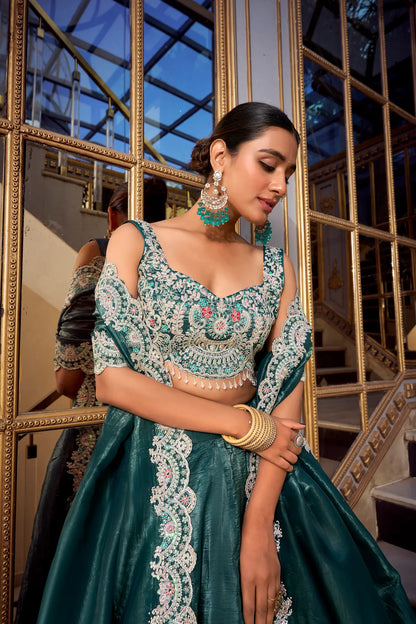 Lehenga Choli en bleu-vert métallique Gold Crush avec broderie en sequins et fil COLLECTION AYRA