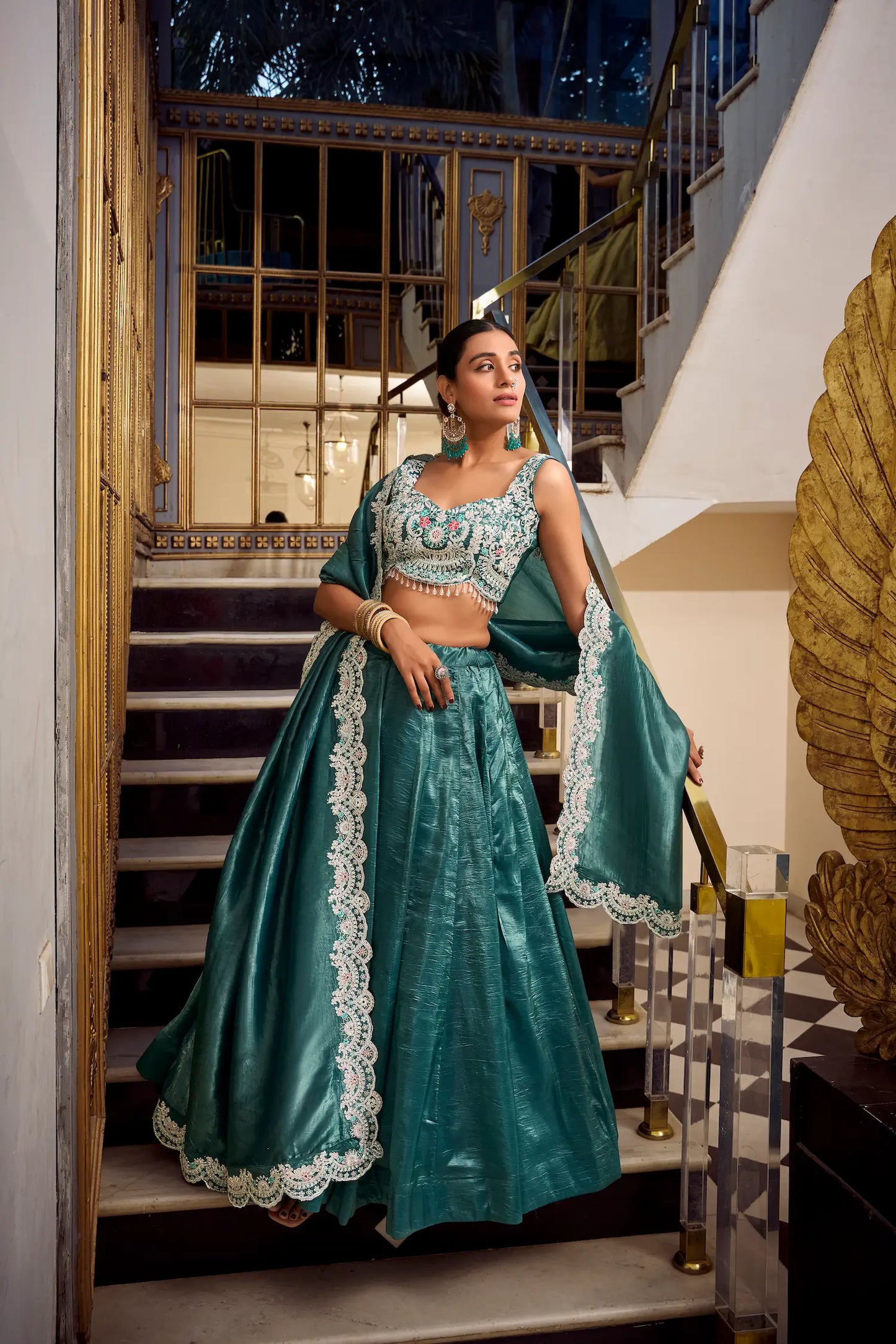 Lehenga Choli en bleu-vert métallique Gold Crush avec broderie en sequins et fil COLLECTION AYRA