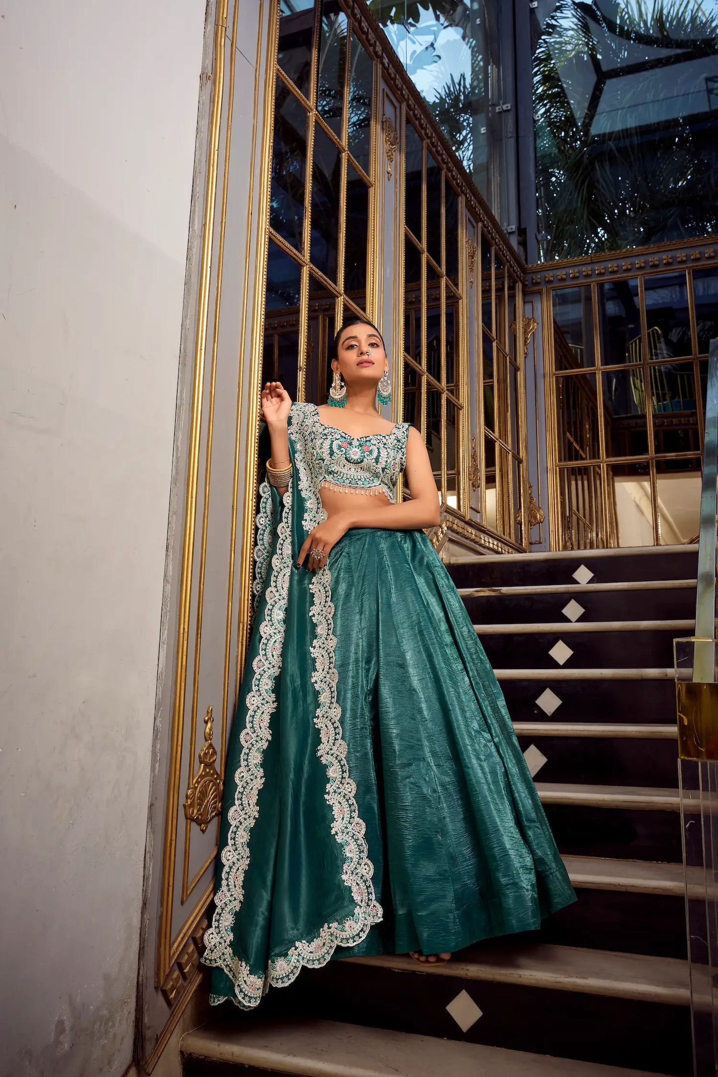 Lehenga Choli en bleu-vert métallique Gold Crush avec broderie en sequins et fil COLLECTION AYRA