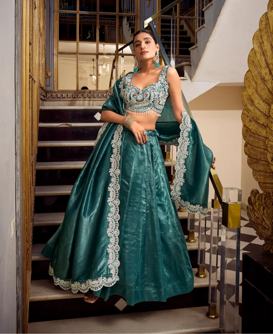 Lehenga Choli en bleu-vert métallique Gold Crush avec broderie en sequins et fil COLLECTION AYRA