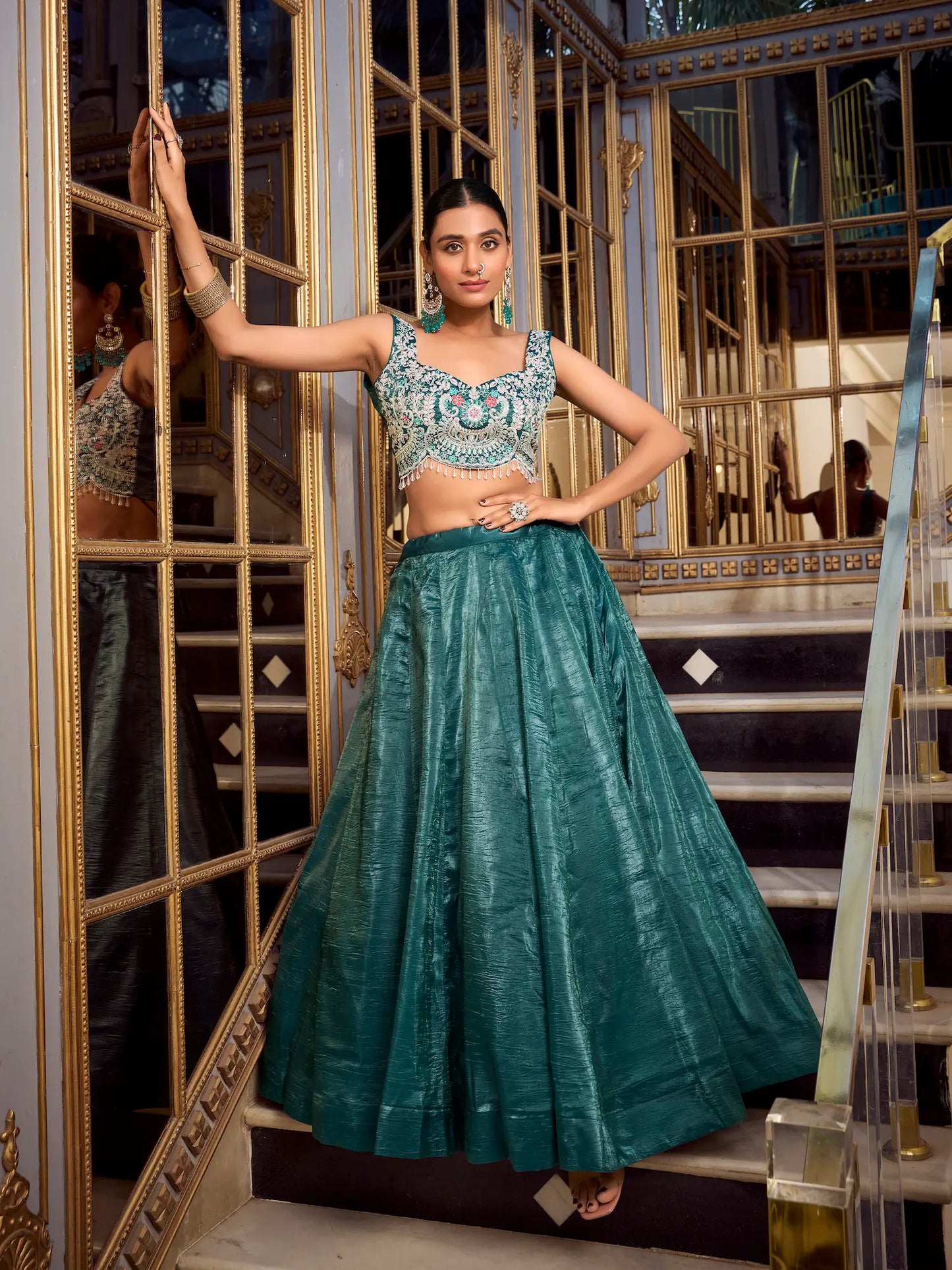 Lehenga Choli en bleu-vert métallique Gold Crush avec broderie en sequins et fil COLLECTION AYRA