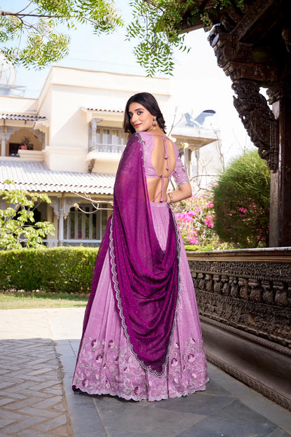 Lavendelvioletter Lehenga Choli aus glänzender Seide mit Pailletten- und Fadenstickerei, verziert mit Hotfix-Finish, AANCHAL COLLECTION