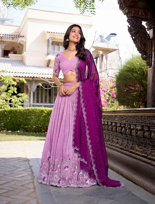 Lavendelvioletter Lehenga Choli aus glänzender Seide mit Pailletten- und Fadenstickerei, verziert mit Hotfix-Finish, AANCHAL COLLECTION