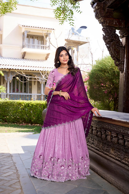 Lavendelvioletter Lehenga Choli aus glänzender Seide mit Pailletten- und Fadenstickerei, verziert mit Hotfix-Finish, AANCHAL COLLECTION