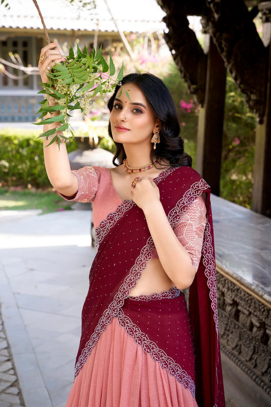 Pfirsichrosa glänzende Seiden-Lehenga-Choli mit Fadenstickerei und Pailletten mit Hotfix-Veredelung, AANCHAL COLLECTION