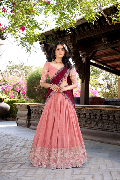 Pfirsichrosa glänzende Seiden-Lehenga-Choli mit Fadenstickerei und Pailletten mit Hotfix-Veredelung, AANCHAL COLLECTION
