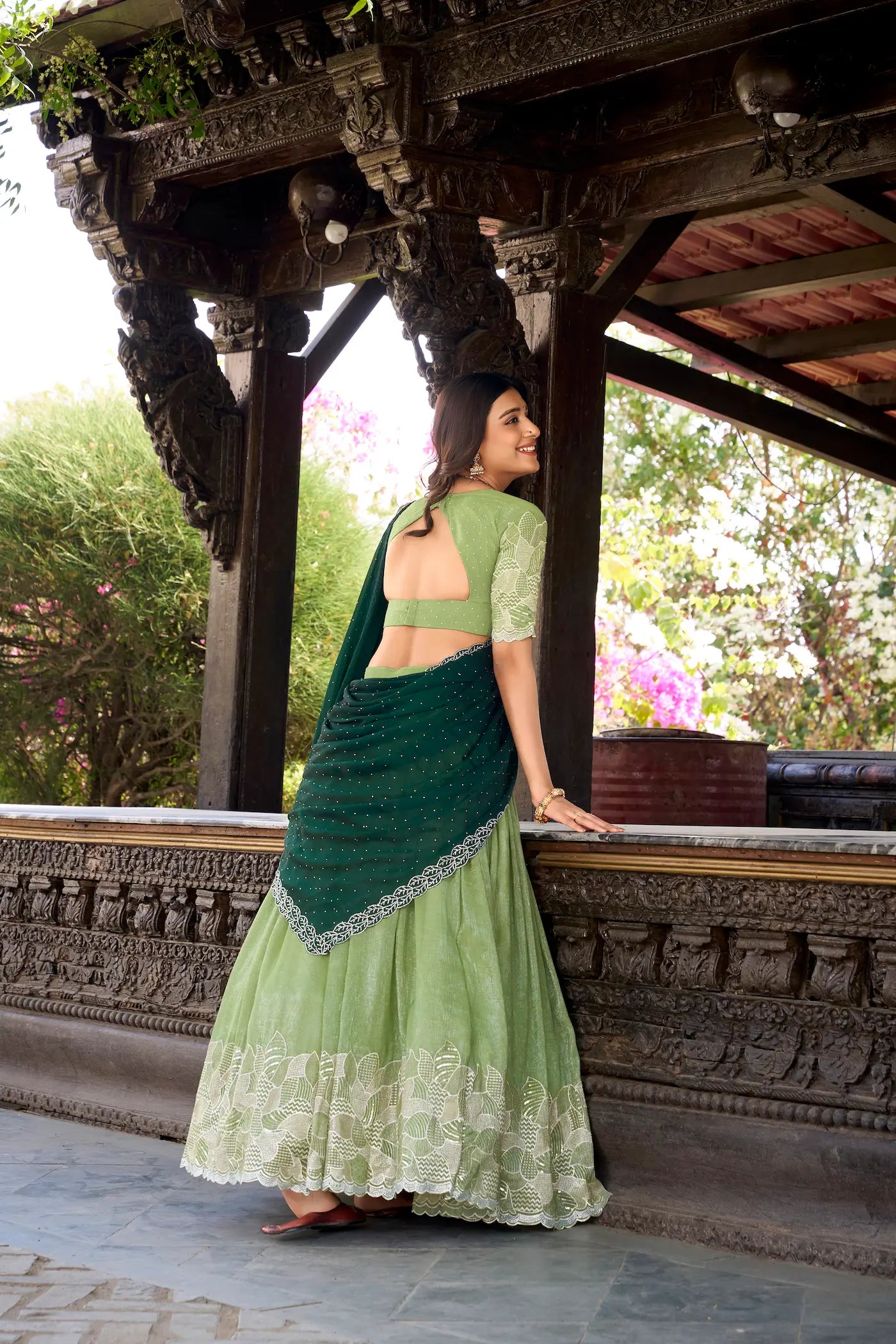 Pistaziengrüner Lehenga Choli aus glänzender Seide mit Pailletten- und Fadenstickerei und Hotfix-Veredelung, AANCHAL COLLECTION