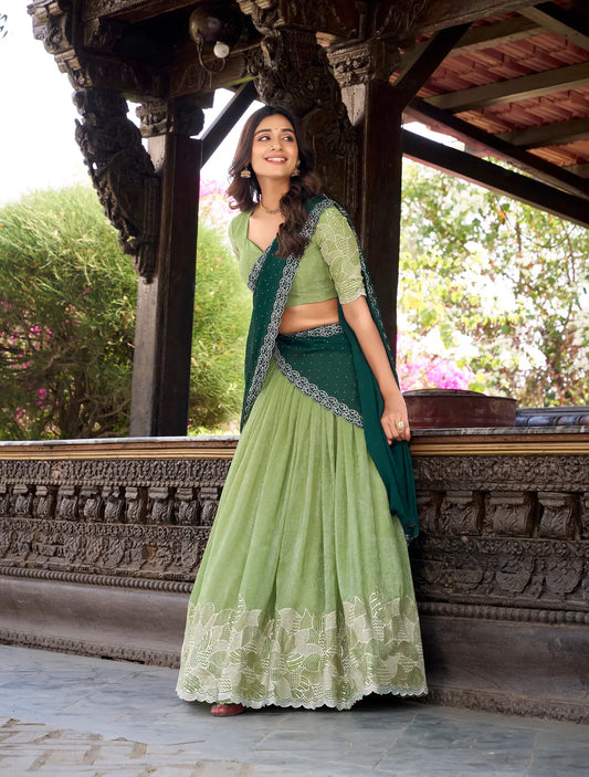 Pistaziengrüner Lehenga Choli aus glänzender Seide mit Pailletten- und Fadenstickerei und Hotfix-Veredelung, AANCHAL COLLECTION