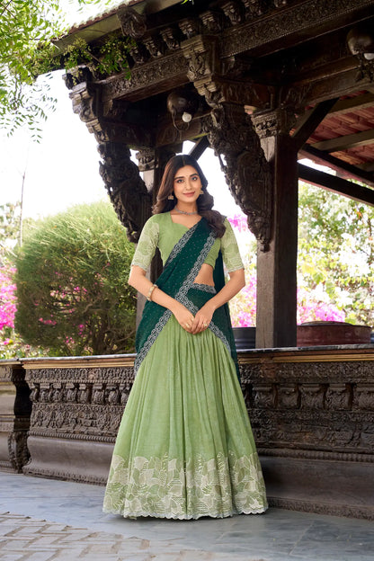 Pistaziengrüner Lehenga Choli aus glänzender Seide mit Pailletten- und Fadenstickerei und Hotfix-Veredelung, AANCHAL COLLECTION