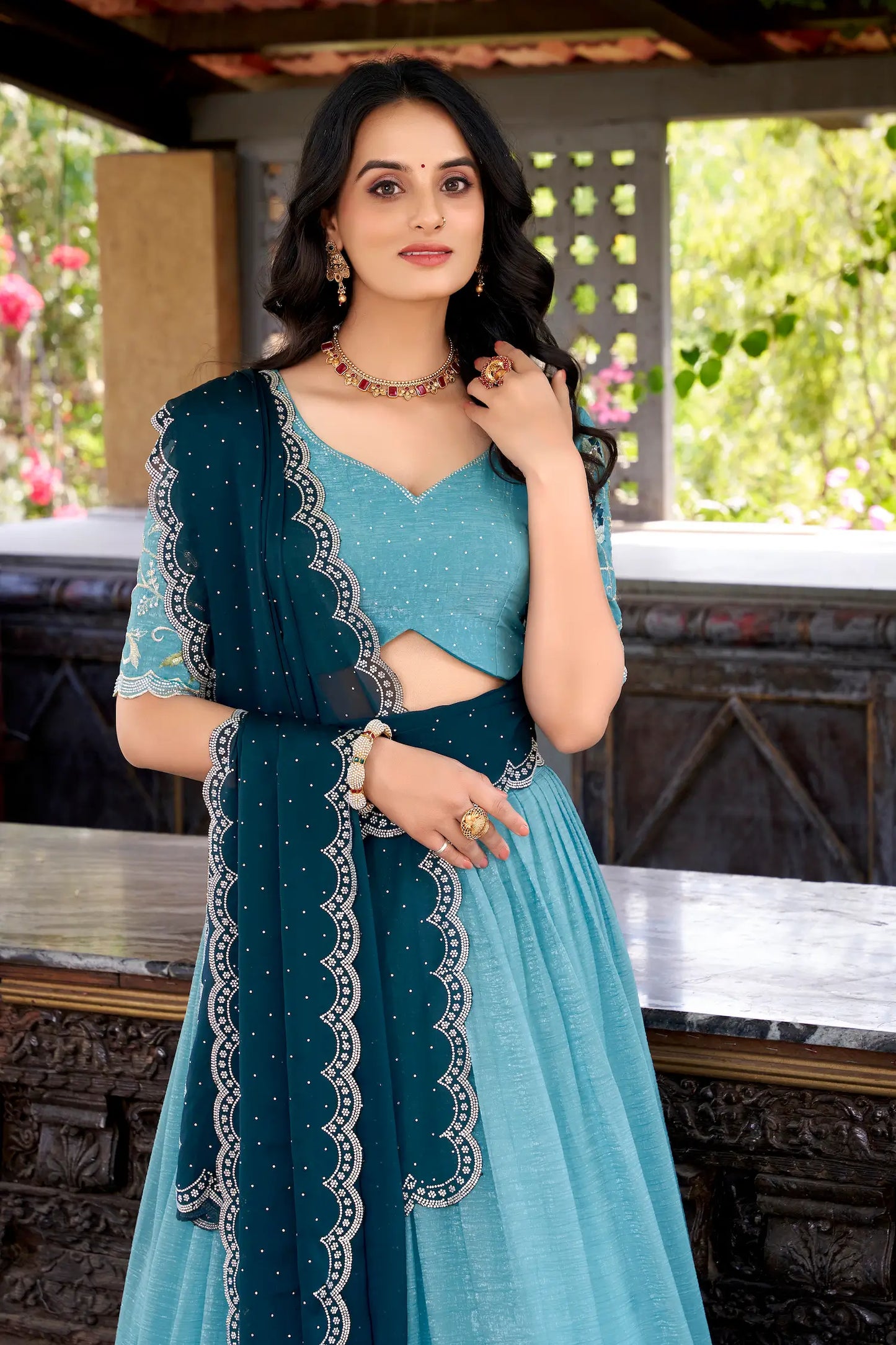 Ozeanblauer Lehenga Choli aus glänzender Seide, verziert mit Pailletten und Fadenstickerei mit Hotfix-Finish, AANCHAL COLLECTION
