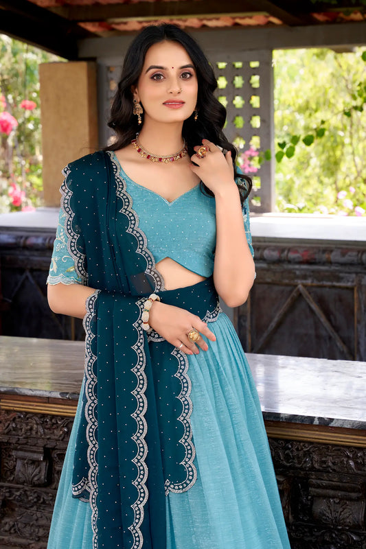 Ozeanblauer Lehenga Choli aus glänzender Seide, verziert mit Pailletten und Fadenstickerei mit Hotfix-Finish, AANCHAL COLLECTION