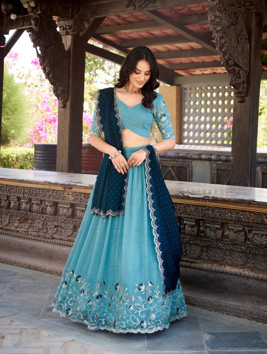 Ozeanblauer Lehenga Choli aus glänzender Seide, verziert mit Pailletten und Fadenstickerei mit Hotfix-Finish, AANCHAL COLLECTION