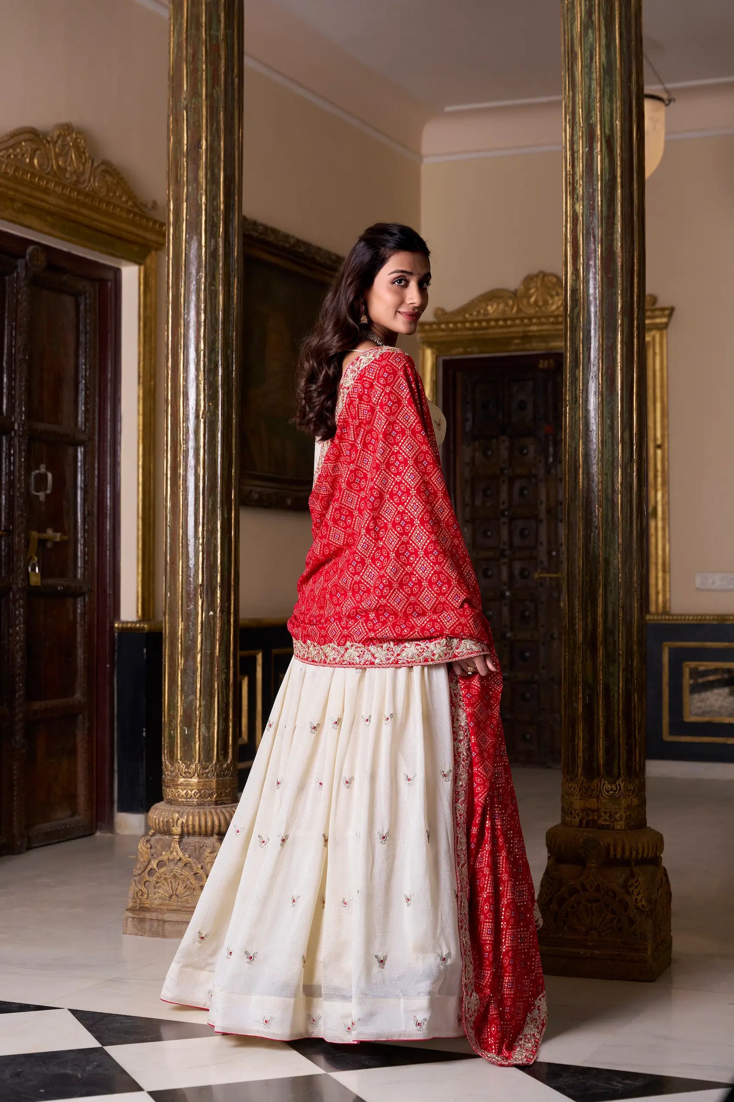 Ensemble Lehenga Choli en Soie Vichitra Blanc Ivoire avec Broderie et Dupatta Bandhej Rouge