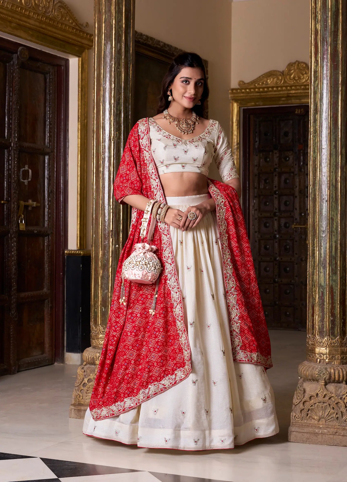 Ensemble Lehenga Choli en Soie Vichitra Blanc Ivoire avec Broderie et Dupatta Bandhej Rouge