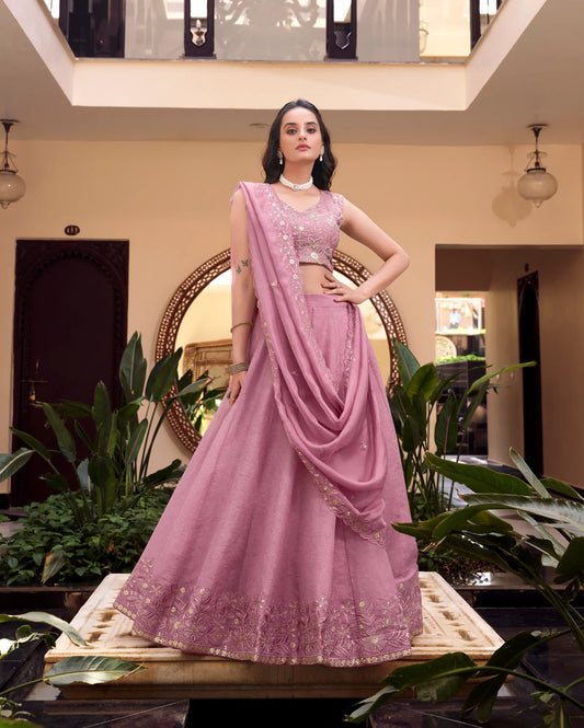 Rosa Crush Silk Lehenga Choli mit Perlen, Kordel, Pailletten und Fadenstickerei